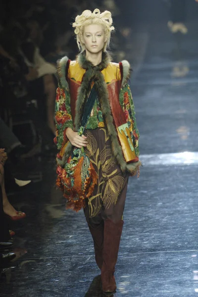 Look 16
